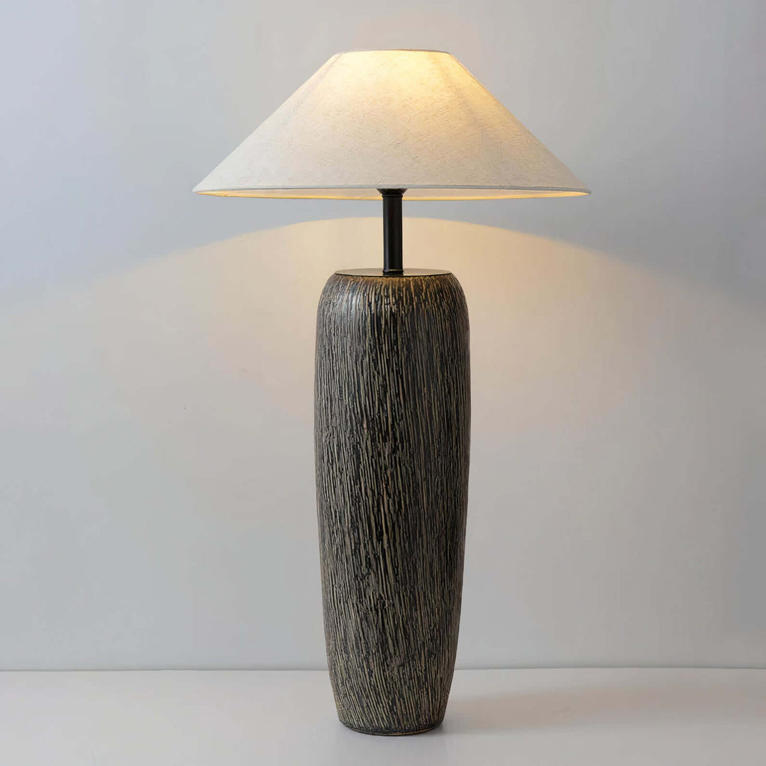 Black Table Lamp - Artistic Beauty showcasing elegant curves and a unique ceramic design, perfect for stylish illumination.